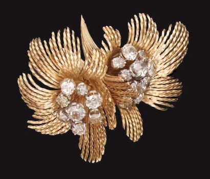 Broche double fleurs en or jaune, les pistils...