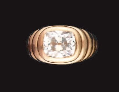 Bague chevalière en or jaune godronné, ornée...