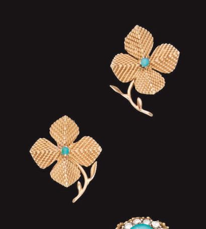 STERLE
Paire de boucles d'oreilles fleurs...