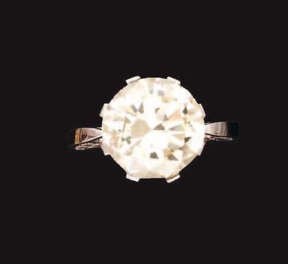 Bague en or gris, ornée d'un diamant solitaire...