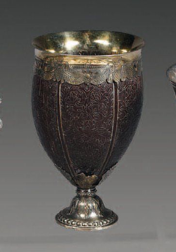 Coupe en noix de coco gravée de fleurs et...