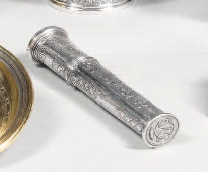 Etui à cire en argent à décor de feuillages...