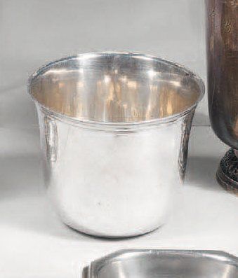 Cul rond en argent, fileté sous le col, gravé...
