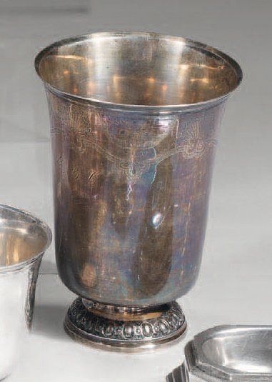 Timbale en argent gravé de coquilles et de...