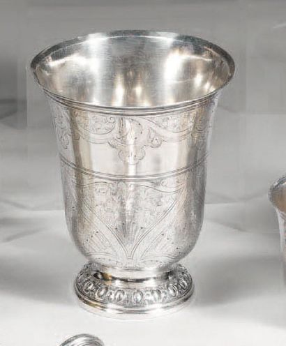 Timbale en argent, le corps gravé de fleurs...