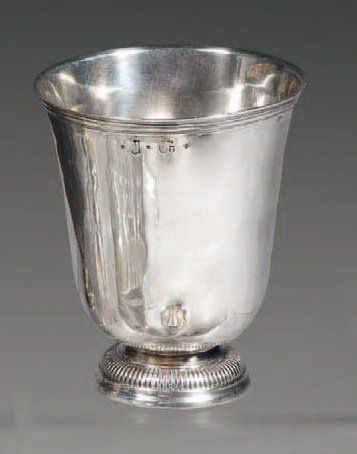 Timbale en argent, le corps tulipe uni gravé...