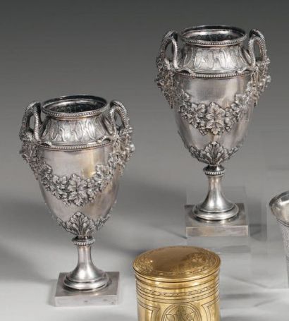 Paire de petits vases en argent à décor de...