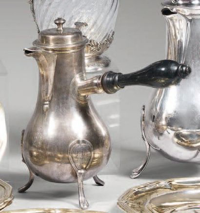 Verseuse tripode en argent, regravée d'armoiries...