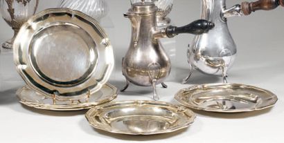 Suite de six assiettes revermeillées à bord...