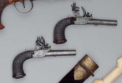Paire de pistolets à coffre à silex. Canons...