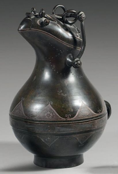 Verseuse en forme d'oiseau en bronze à patine...