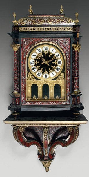Pendule de cheminée à décor marqueté de rinceaux...
