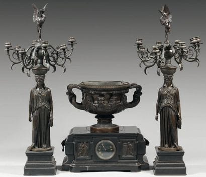 Garniture de cheminée en marbre noir et bronze...