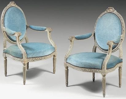 Paire de fauteuils à dossier plat en médaillon...
