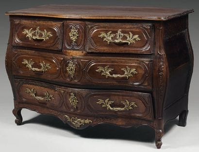 Commode en noyer mouluré à façade galbée,...