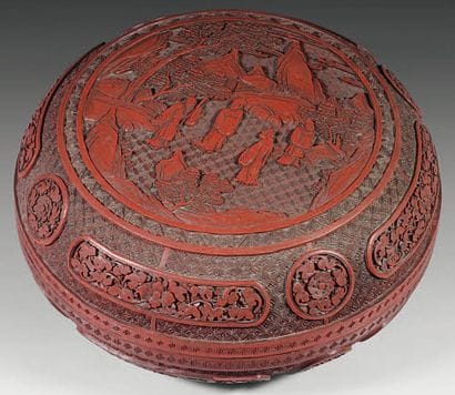 Boite de forme ronde en laque rouge de Pékin...