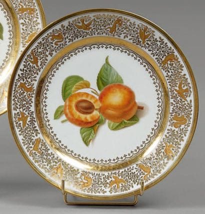 SÈVRES
Assiette à décor polychrome au centre...