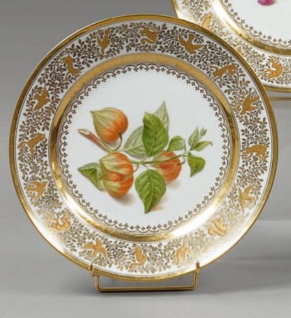 SÈVRES
Assiette à décor polychrome au centre...
