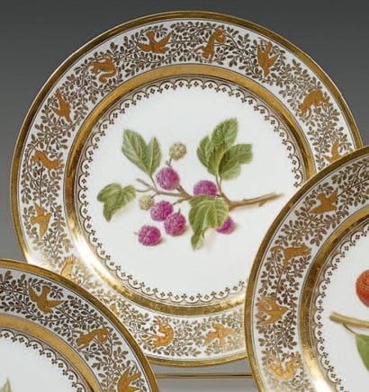 SÈVRES
Assiette à décor polychrome au centre...