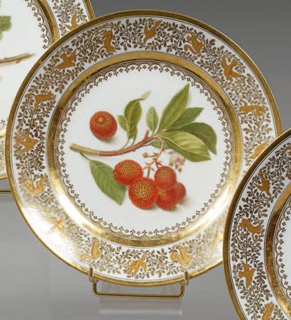 SÈVRES
Assiette à décor polychrome au centre...