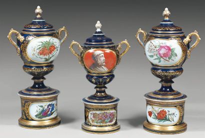 PARIS
Grande garniture formée de trois vases...