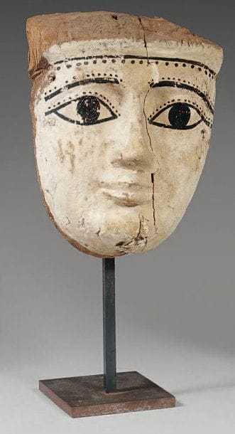 Masque-portrait d'une cuve funéraire. Bois...