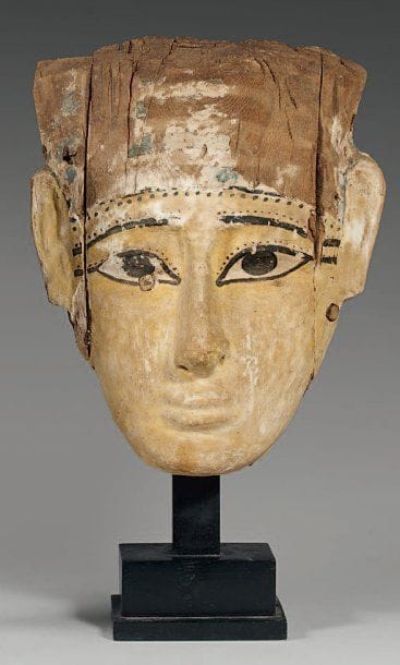 Masque-portrait d'une cuve funéraire. Bois...