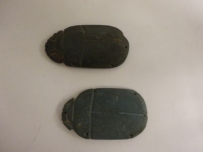 EGYPTE

Deux scarabées stylisés en pierre...