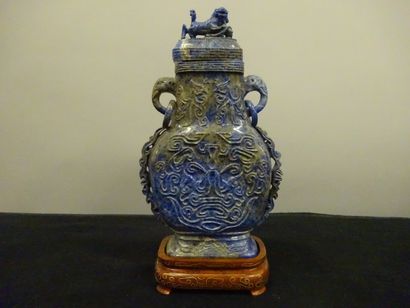 CHINE

Vase en lapis-lazuli sculpté, le couvercle...