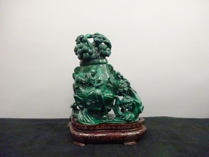 CHINE

Vase en malachite sculptée à décor...