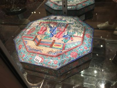 CHINE

Boîte octogonale à décor émaillé polychrome...