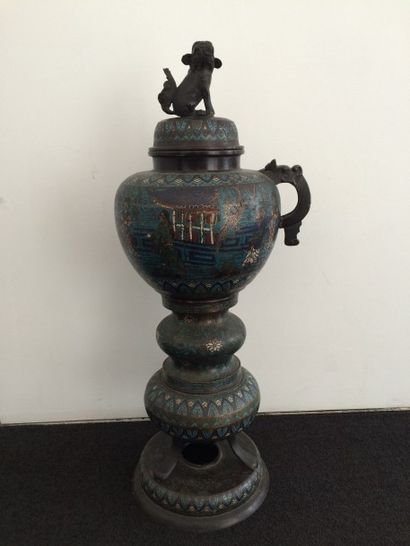 CHINE

Brûle-parfum tripode en bronze et...