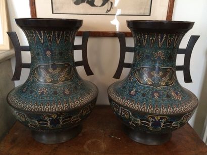 CHINE

Paire de grands vases en émaux cloisonnés...