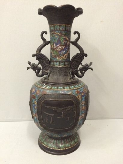 JAPON

Vase en bronze à panse renflée et...