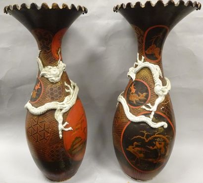 JAPON 

Paire de grands vases balustres à...