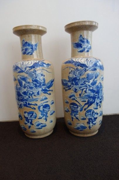 CHINE

Paire de grands vases rouleaux en...