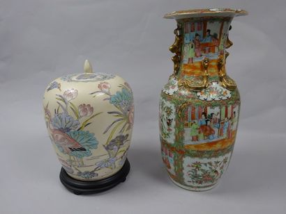 CHINE, CANTON

Vase balustre en porcelaine...