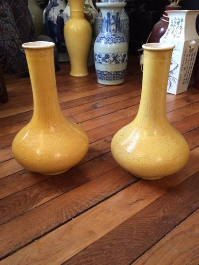 CHINE 

Deux vases piriformes en porcelaine...