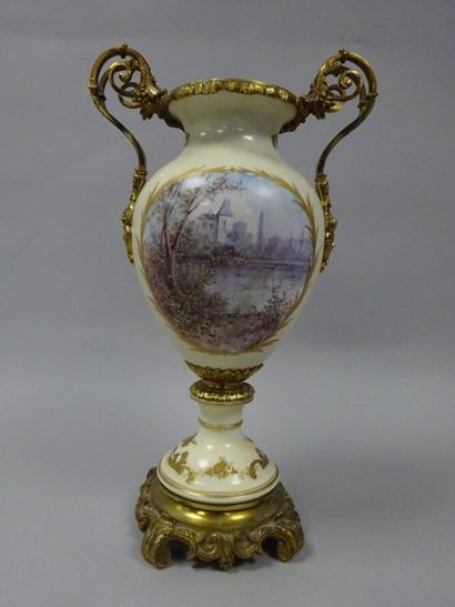 SAXE (dans le goût de)

Vase de forme balustre...
