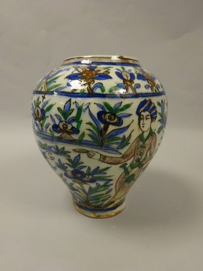 IRAN

Vase en céramique à décor polychrome...