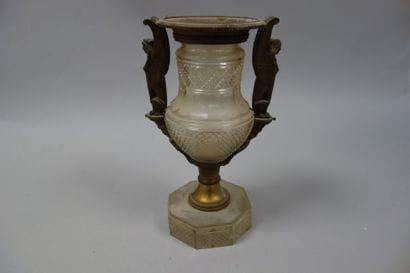 Vase Médicis en cristal taillé et monture...