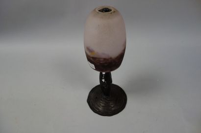 DEGUE


Lampe de table à piètement en fer...
