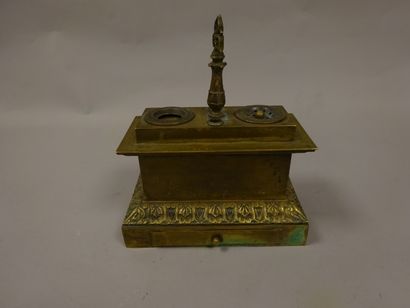 Encrier en bronze de forme rectangulaire...