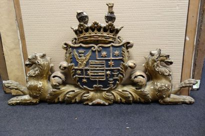 Elément en bois mouluré, sculpté et doré...