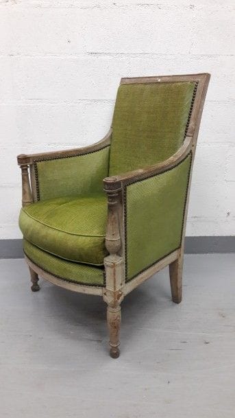 Bergère en bois laqué blanc-gris à dossier...