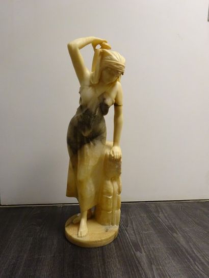 Porteuse d'eau, sujet en albâtre sculpté....