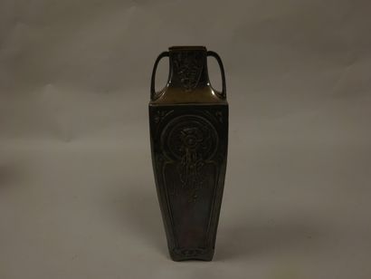 Vase en métal argenté à panse quadrangulaire...