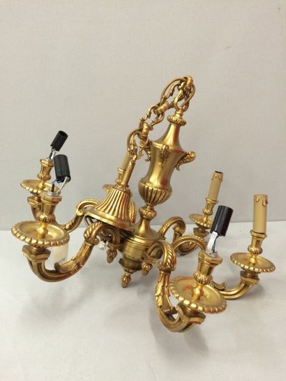 Lustre en métal et bronze doré à six bras...