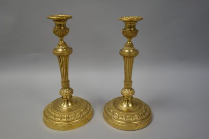 Paire de flambeaux en bronze ciselé et doré,...