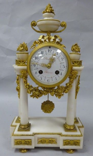 Pendule portique en marbre blanc et bronze...